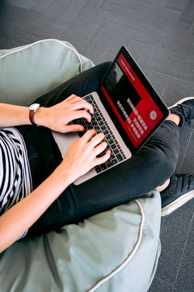  A man creating a presentation on a laptop-WCAG 2.1